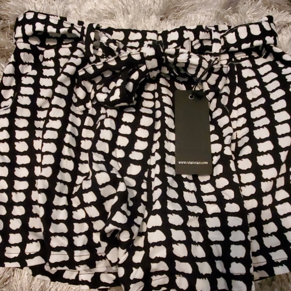 NWT FOREVER 21 Flare shorts - Picture 4 of 4